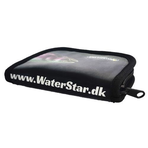 747191998562 - Waterstar blink mappe - 2 sider med skum, efterfulgt af plastik skiller og så 2 skum sider i midten. Da der er plastic skiller mellem hver skum side kan den bruges til både enkelt og trekroge.